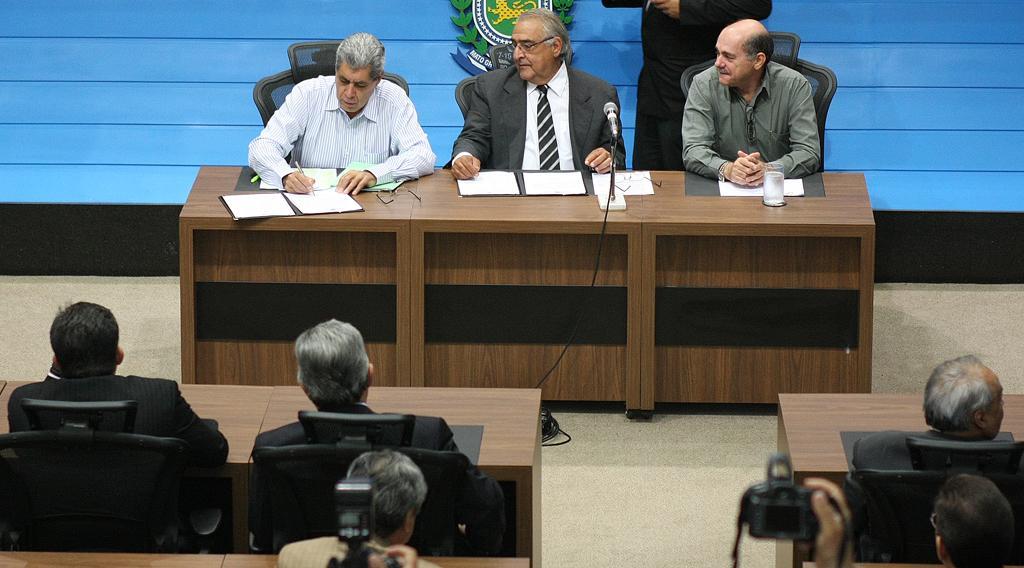 Imagem: Governador, deputado Jerson Domingos e o secretário de Estado de Saúde durante cerimônia para liberação das emendas.