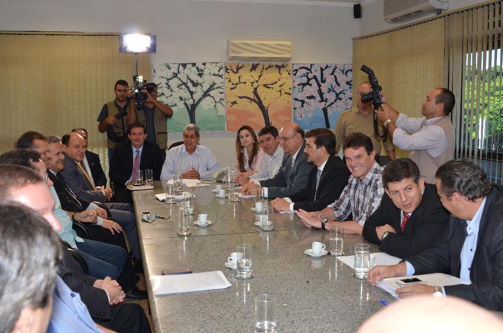 Imagem: Reunião de ontem, na sala de reuniões da governadoria