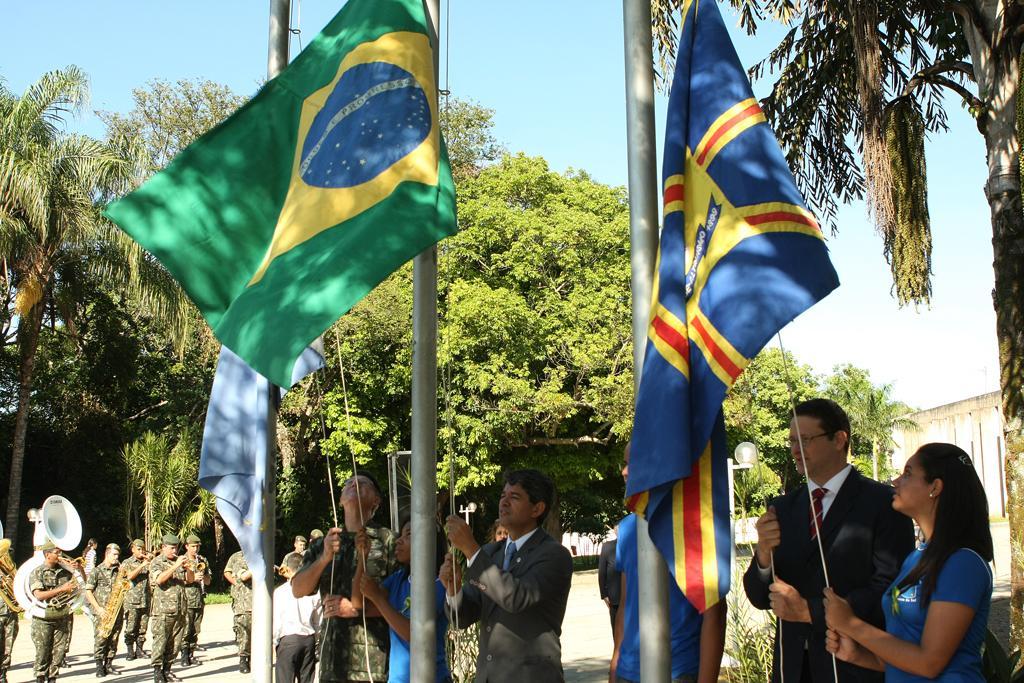 Imagem: Estudantes hastearam as três bandeiras em frente à Assembleia Legislativa.