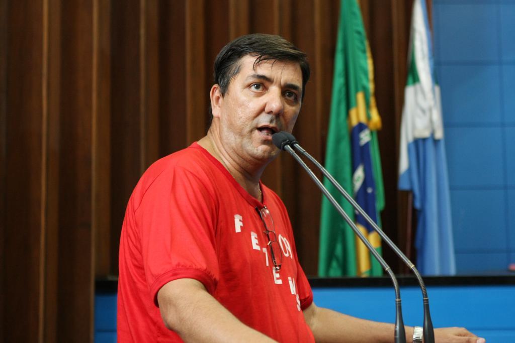 Imagem: Roberto Botareli, presidente da Fetems, ocupou a tribuna para cobrar compromisso do governo.