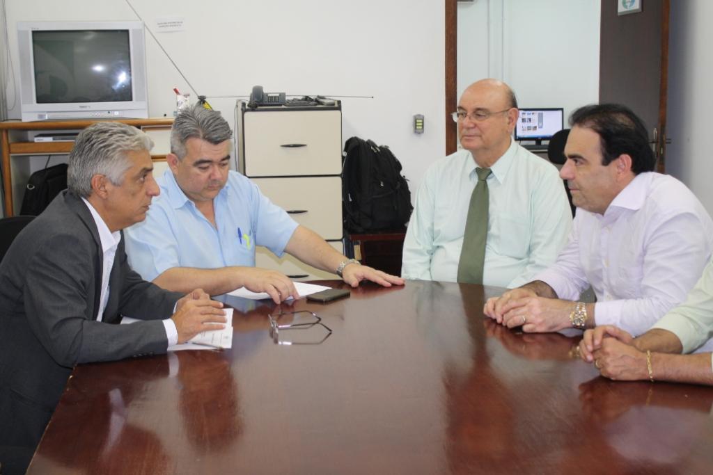 Imagem: Presidente da Agepan conversa com deputados sobre mudança em decreto.