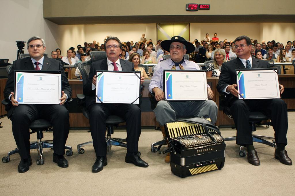 Imagem: Homenagens foram concedidas em sessão no plenário Júlio Maia.