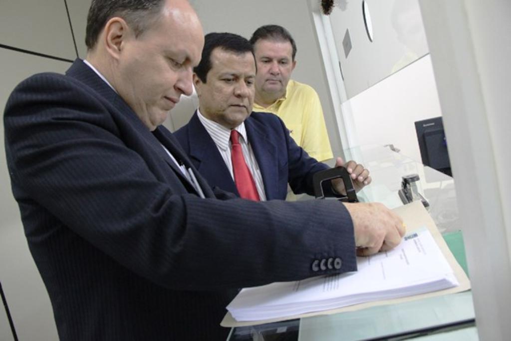 Imagem: Deputados integrantes da CPI da Saúde fazem a entrega de relatório final ao Ministério Público.