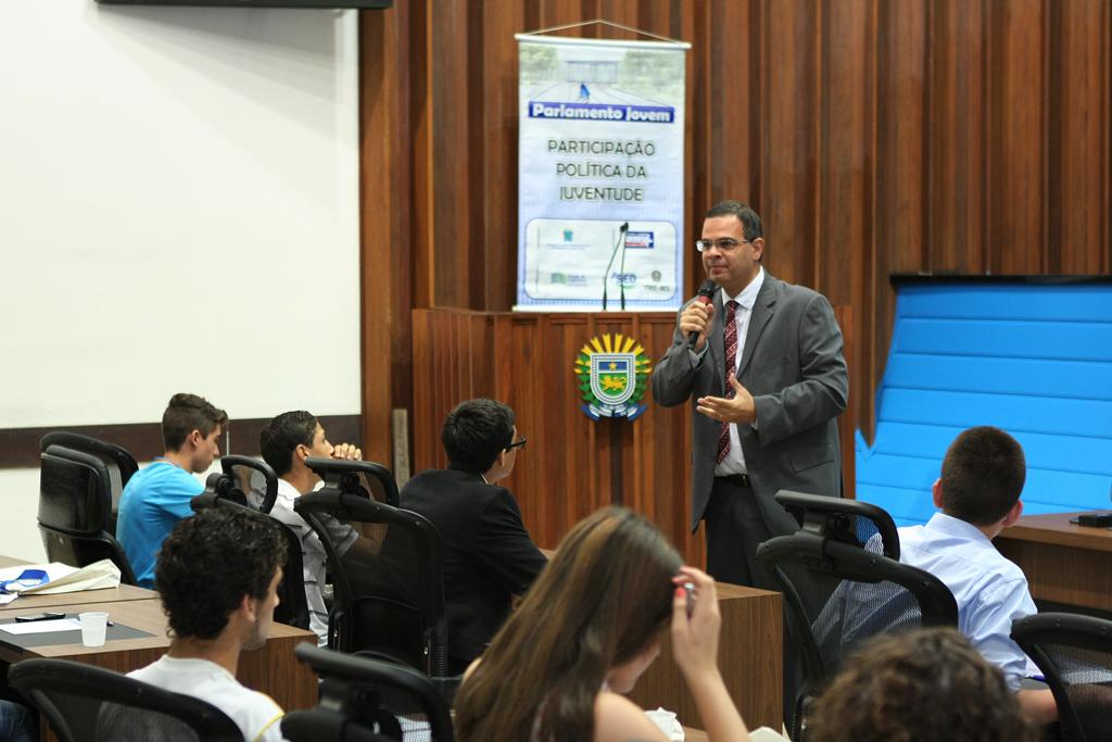 Imagem: Na abertura da capacitação, juiz do TRE fala sobre cidadania.