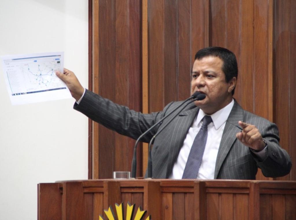 Imagem: Amarildo Cruz durante discurso na tribuna da Assembleia Legislativa