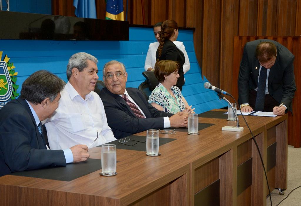 Imagem: Governador André Puccinelli e o presidente da ALMS, deputado Jerson Domingos, durante assinatura para liberação de emendas.