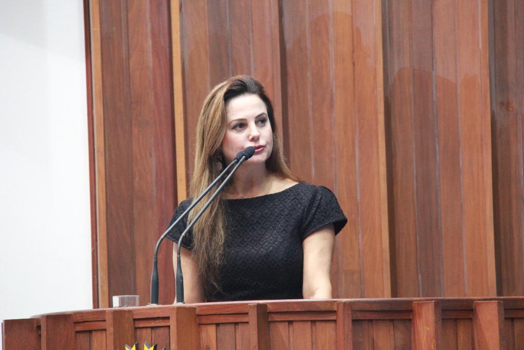 Imagem: Mara Caseiro discursa durante reabertura dos trabalhos legislativos