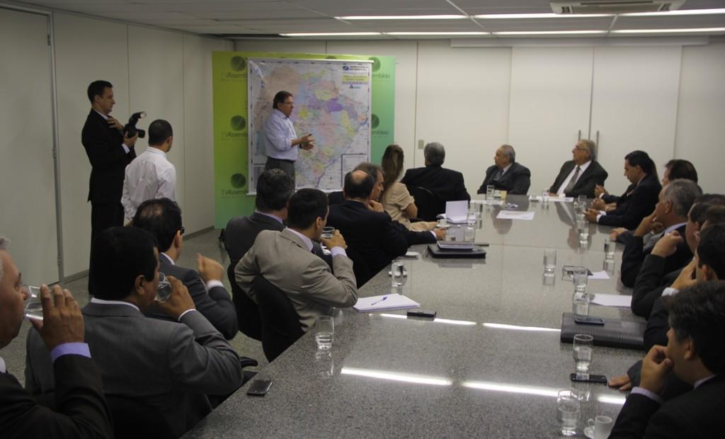 Imagem: Edson Giroto se reuniu com os deputados na sala da presidência.