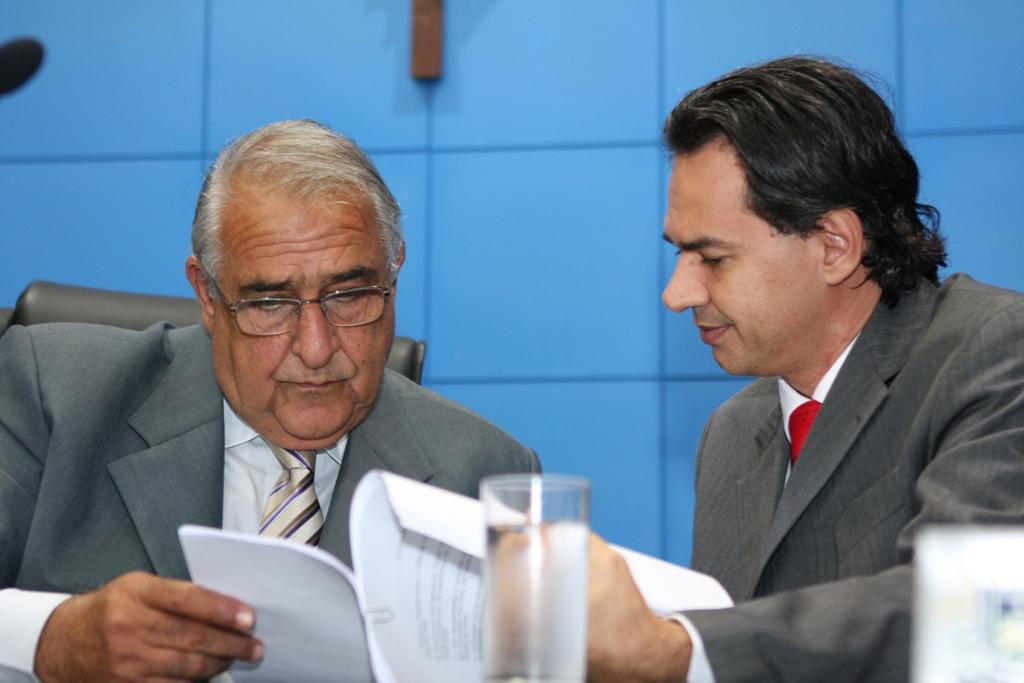 Imagem: Deputado Jerson Domingos, presidente da AL, e o deputado Marquinhos Trad, presidente da CCJR.