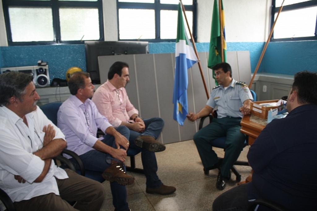 Imagem: Felipe Orro, vereadores e comandante da PM de Maracaju