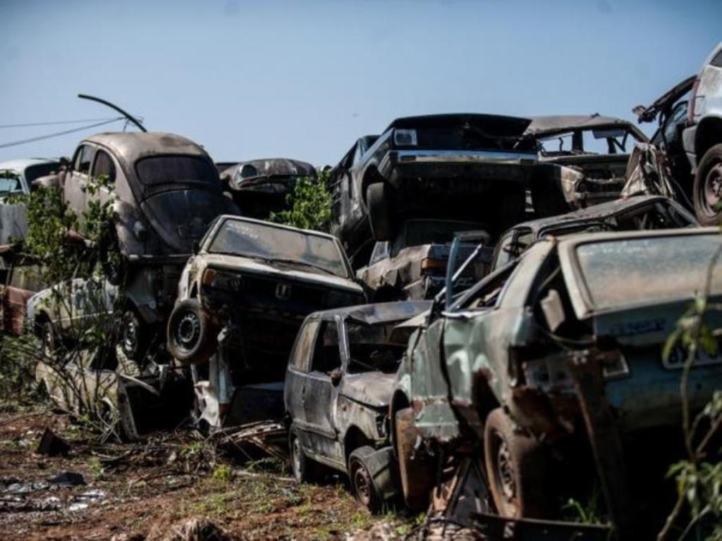 Imagem: Carros incendiados, totalmente enferrujados e repartidos deverão ser destruídos em MS.