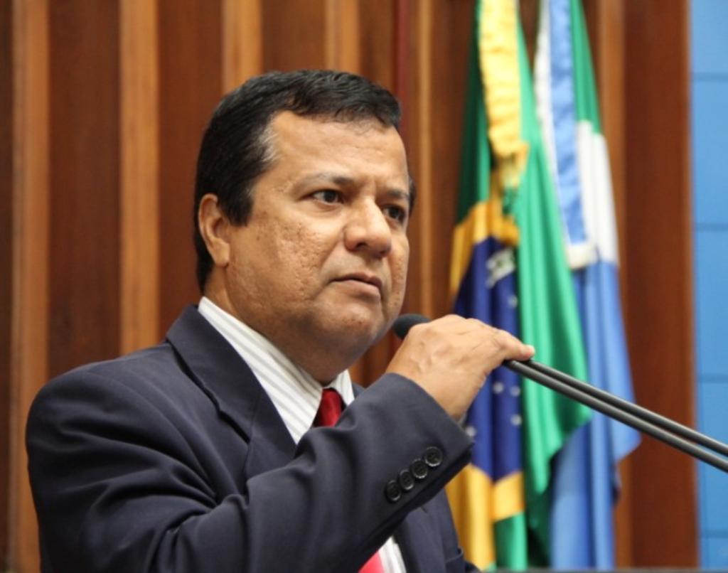 Imagem: Deputado estadual Amarildo Cruz durante leitura do projeto
