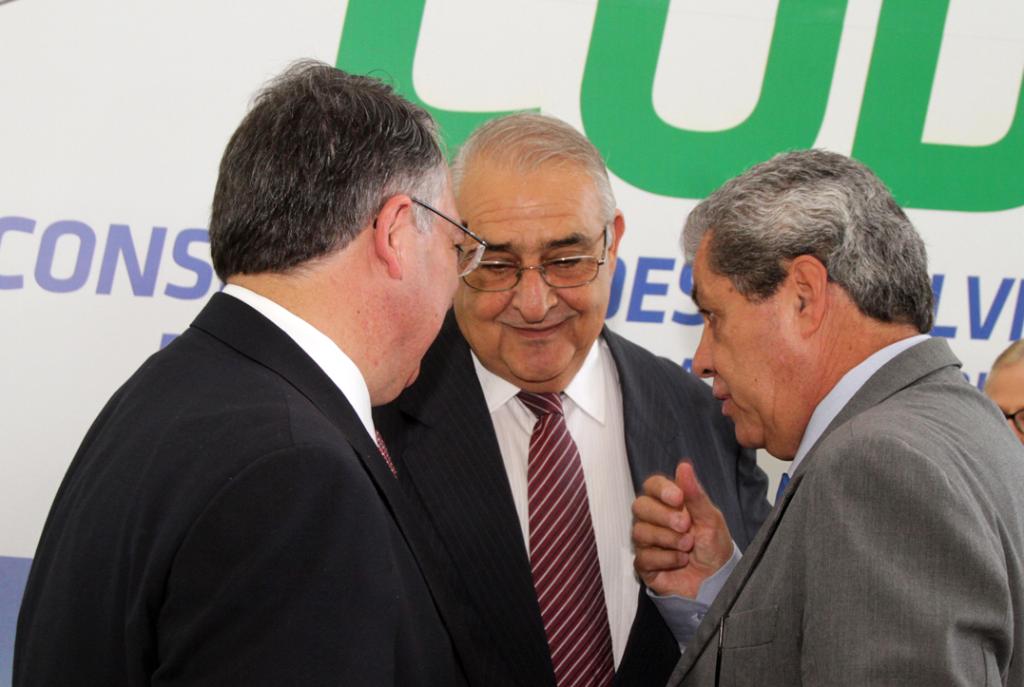 Imagem: Jerson Domingos, entre os governadores Raimundo Colombo (SC) e André Puccinelli (MS).