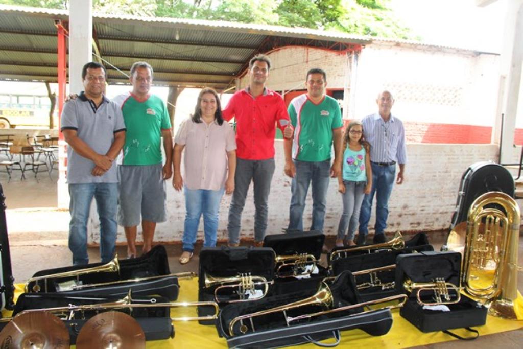 Imagem: Deputado Amarildo Cruz durante entrega de instrumentos em Deodápolis