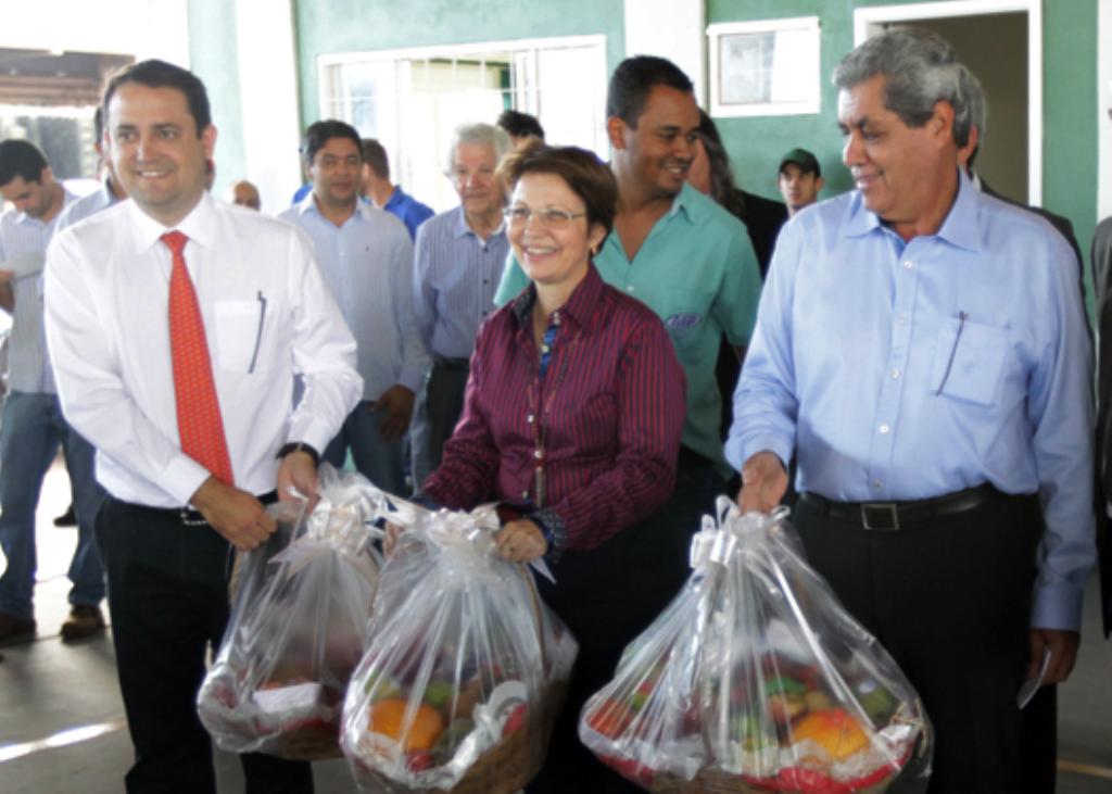 Imagem: Os usuários da Ceasa entregaram cestas de frutas como forma de agradecimento.
