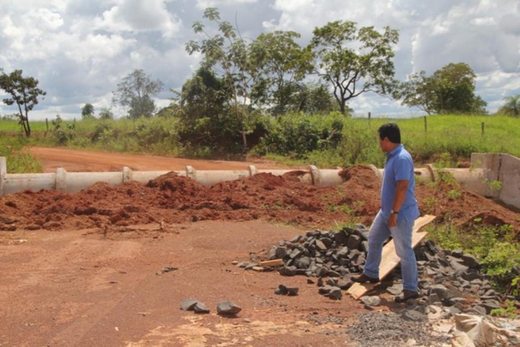 Imagem: Deputado Amarildo Cruz fiscaliza trecho da rodovia em obras