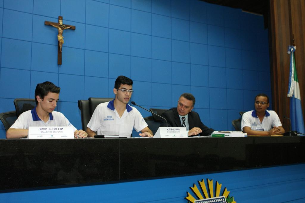 Imagem: Deputados estudantes conduzem segunda sessão do projeto. 