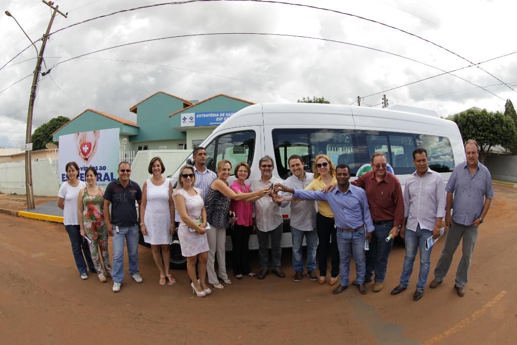 Imagem: População e profissionais da saúde festejaram a entrega da van e a inauguração da ESF.