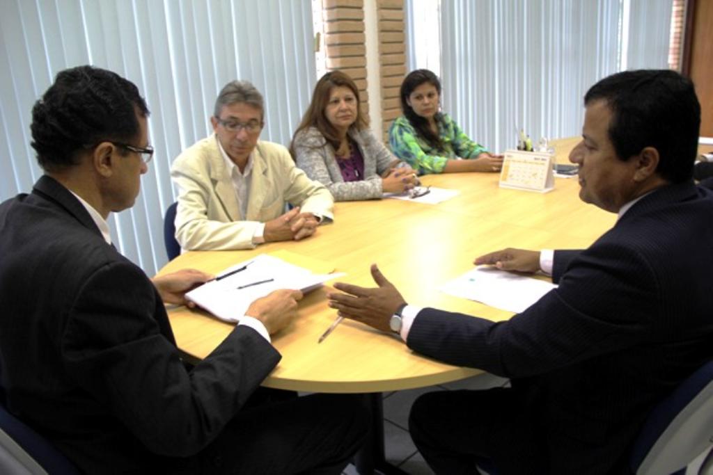 Imagem: Amarildo Cruz entrega documentos ao presidente da OAB/MS.