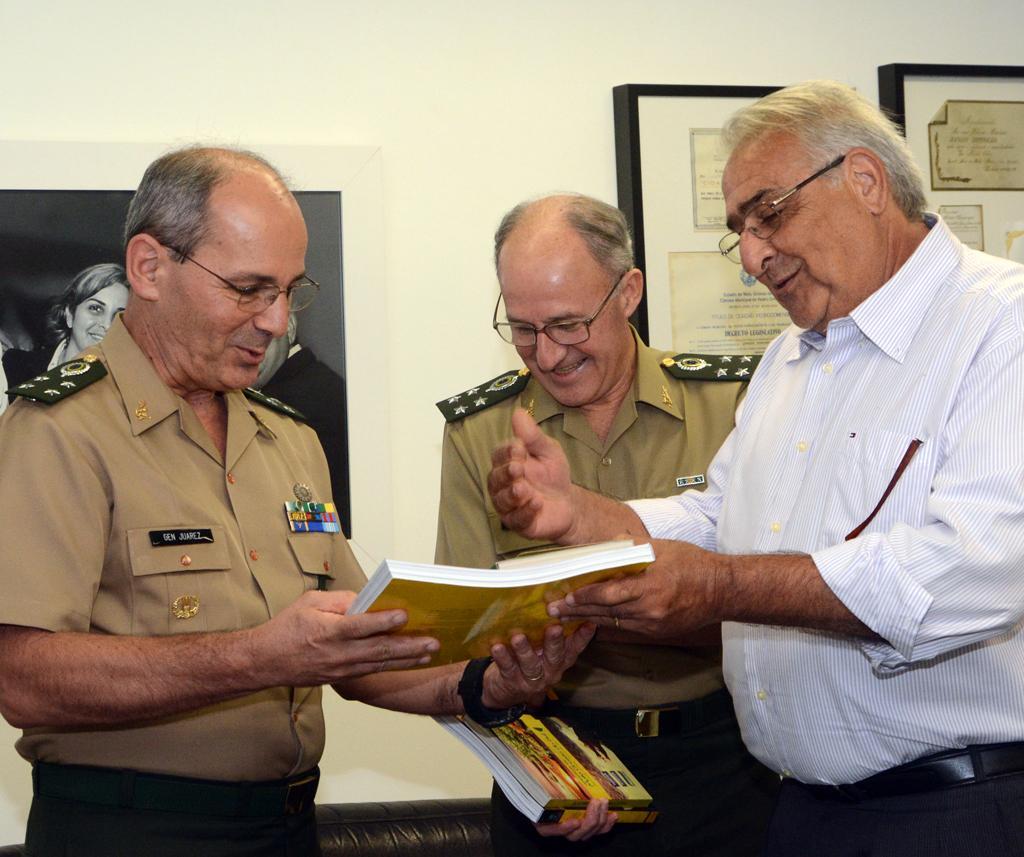 Imagem: Generais foram recebidos na Presidência da Assembleia Legislativa de Mato Grosso do Sul e trocaram presentes.