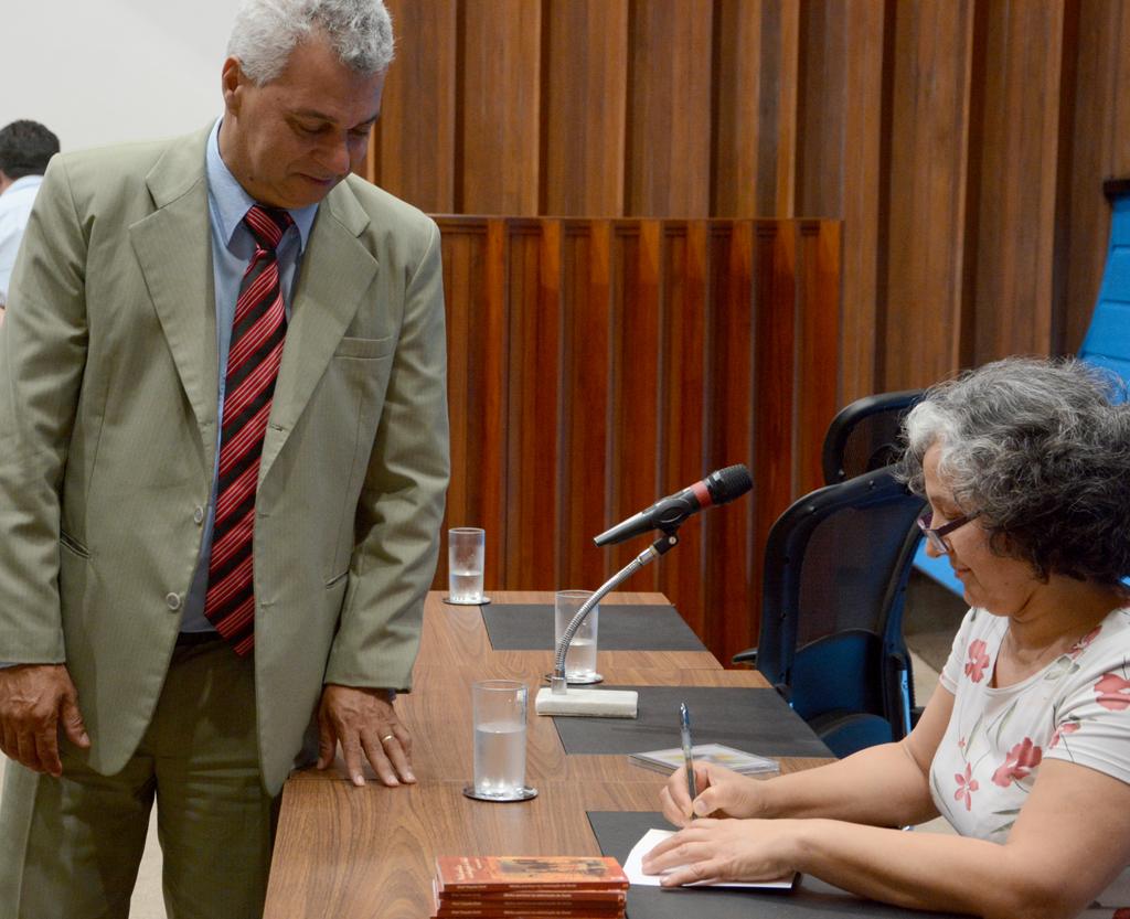 Imagem: Obra de Mazé Torquato Chotil foi lançada na Assembleia Legislativa por proposição do deputado Cabo Almi.