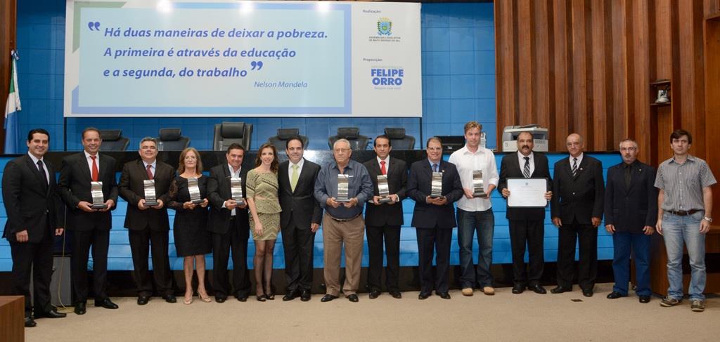 Imagem: Homenageados receberam honrarias em sessão solene no plenário Júlio Maia.