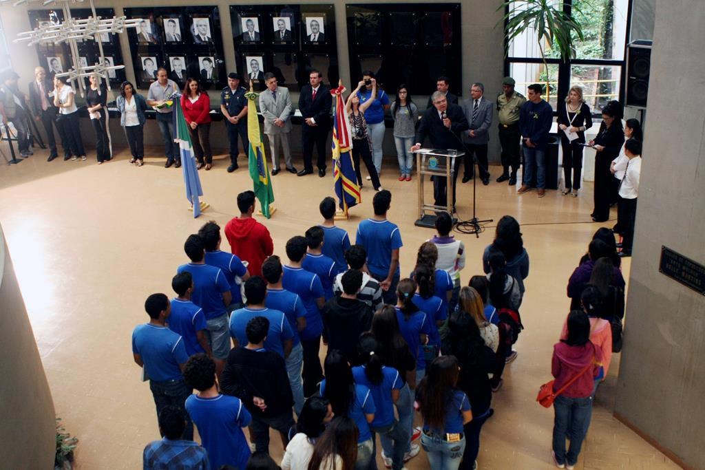 Imagem: Estudantes participaram do projeto Conhecendo o Parlamento e hastearam bandeiras no saguão da AL.