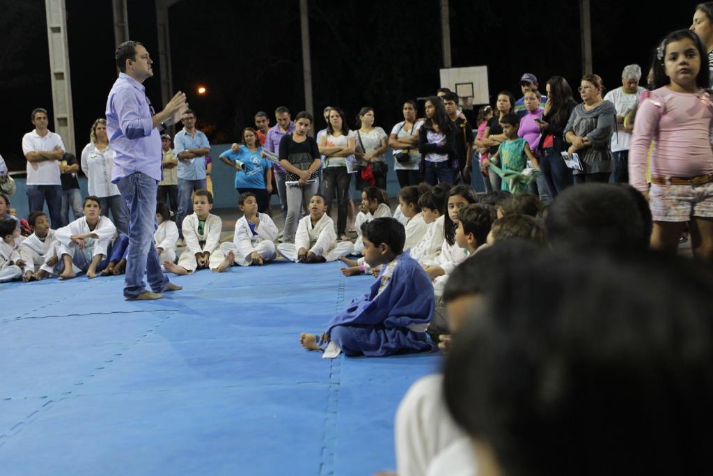 Imagem: Idealizador do projeto, o judoca e deputado Marcio Fernandes contou sua experiência com o judô para pais e alunos. 