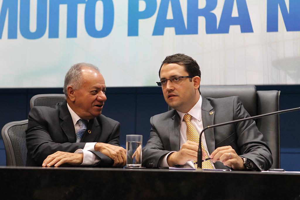 Imagem: Presidente do Core-MS, José Alcides dos Santos e o deputado Marcio Fernandes, durante evento em comemoração ao dia do Representante Comercial Autônomo