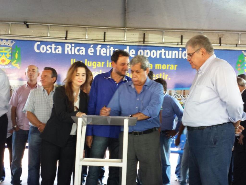 Imagem: Mara Caseiro e autoridades em Costa Rica