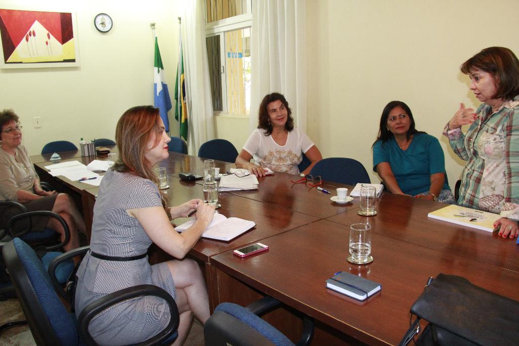 Imagem: Mara Caseiro e autoridades da área da educação durante a reunião