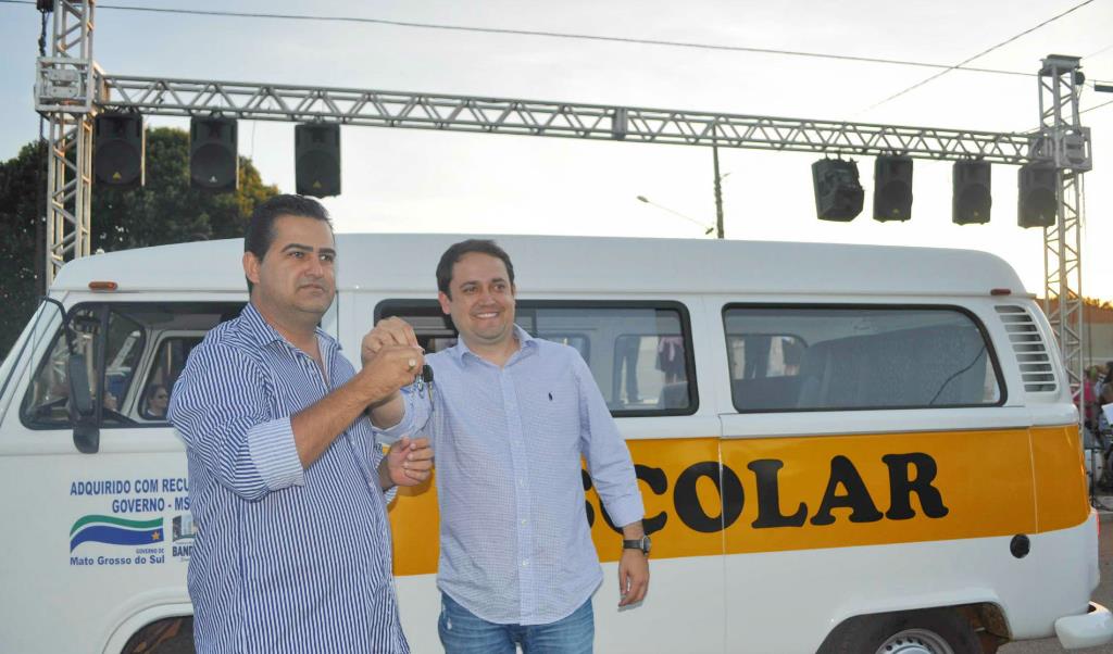Imagem: Deputado entrega as chaves dos dois transportes escolares para o prefeito de Bandeirantes.
