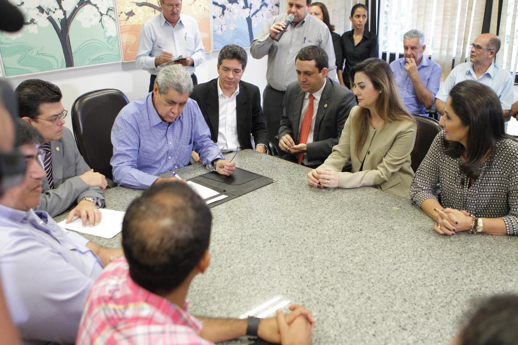 Imagem: Deputado Marcio Fernandes durante a assinatura do convênio para o reordenamento do trânsito