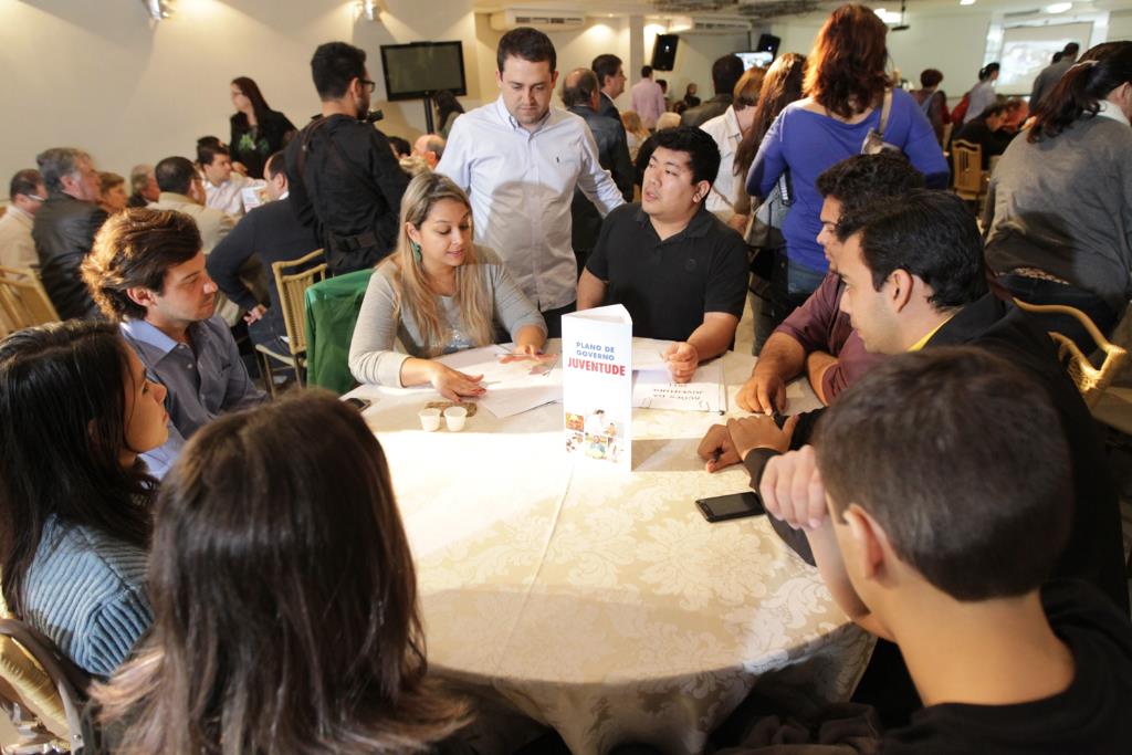 Imagem: Deputado interage com a mesa da juventude na reunião do plano de governo do PMDB 