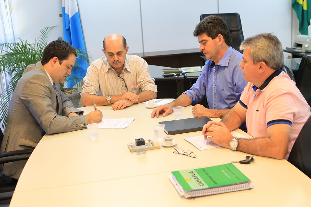 Imagem: Marcio Fernandes durante reunião com secretário de saúde e prefeito de Camapuã