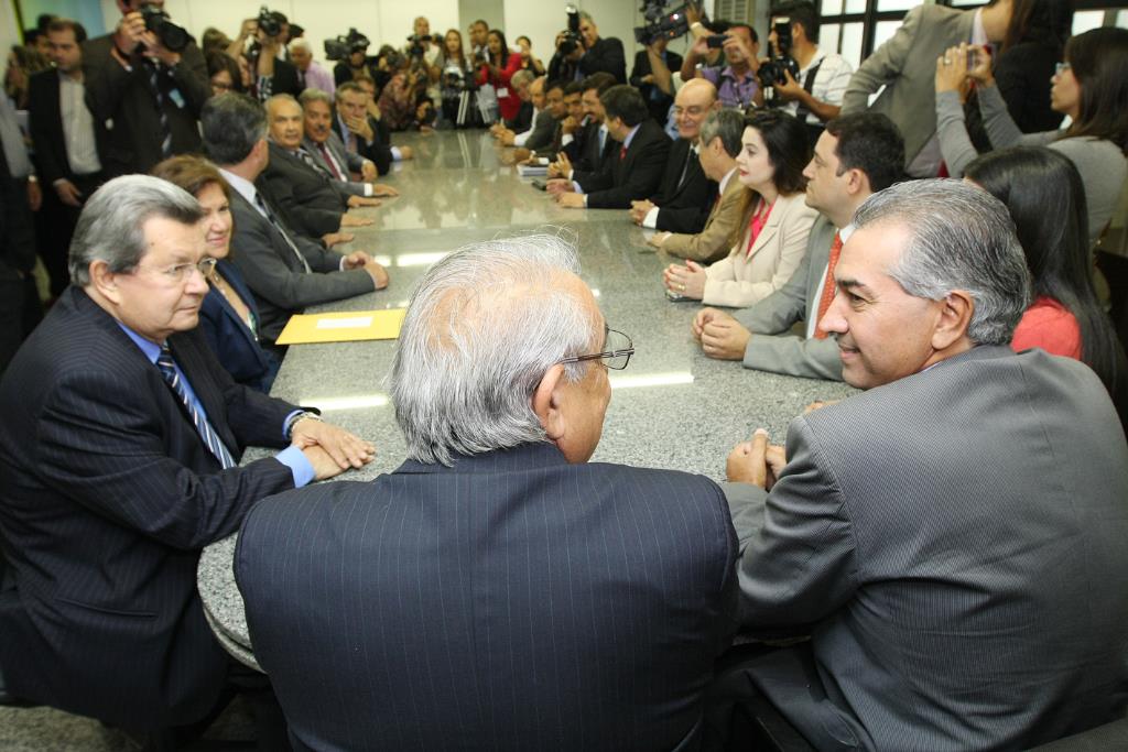 Imagem: Reunião entre Reinaldo Azambuja e os deputados aconteceu na sala da presidência.