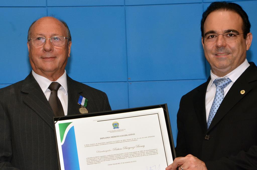 Imagem: Bossay foi homenageado pelo deputado Felipe Orro com a Comenda do Mérito Legislativo.