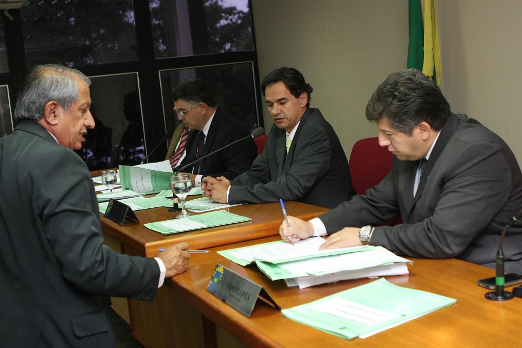 Imagem: Deputados integrantes da CCJR se reúnem toda terça após sessão no plenarinho.