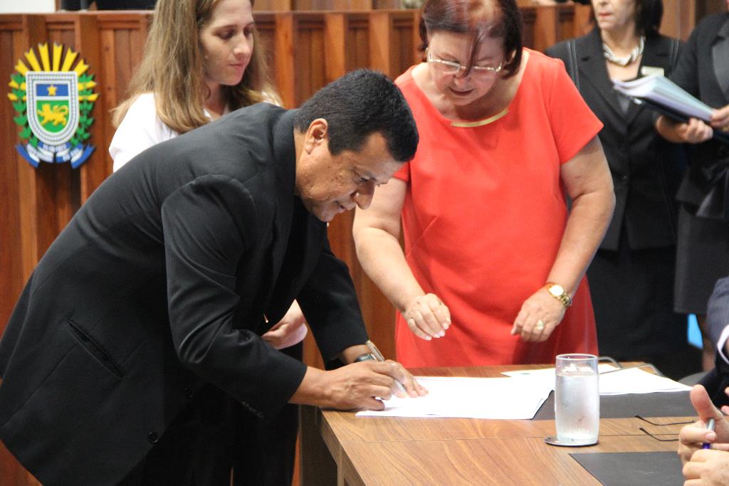 Imagem: Deputado Amarildo Cruz assinando emendas parlamentares de 2014