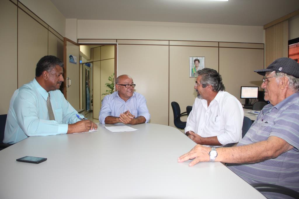 Imagem: Reunião do deputado com superintendente e assessores da Funasa.