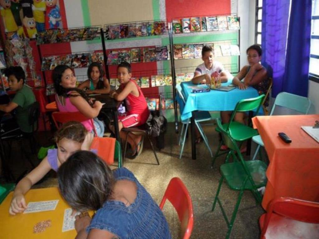 Imagem: Crianças lêem na Gibiteca do bairro São Francisco