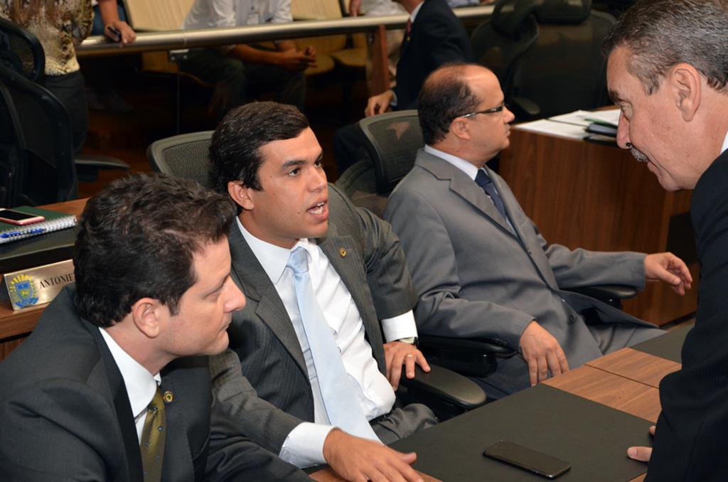 Imagem: Deputado Beto Pereira debate projeto de sua autoria com os deputados Renato Câmara e Paulo Corrêa