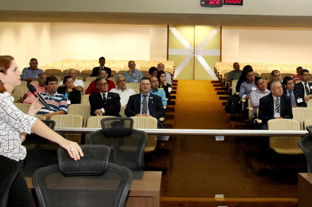 Imagem: O curso ocorreu no plenário Júlio Maia e contou com a palestra da administradora Rosane Bellé