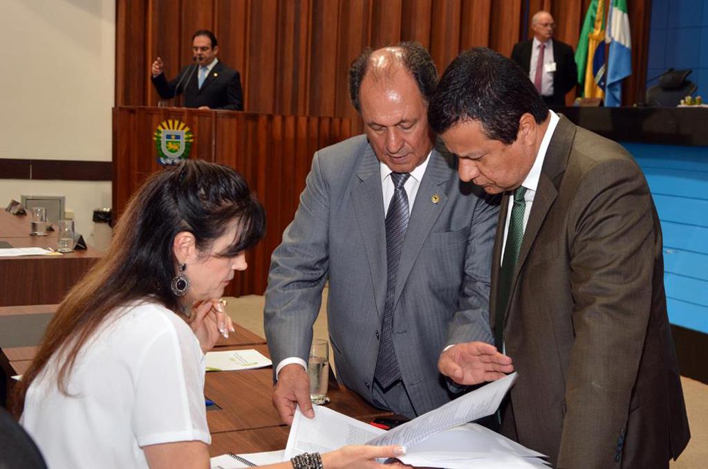 Imagem: Deputado Amarildo Cruz, autor do projeto, mostra a proposta aos deputados Mara Caseiro e Zé Teixeira