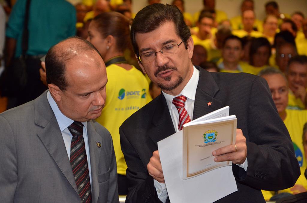 Imagem: Pedro Kemp mostra a Barbosinha as ilegalidades vistas pela bancada do PT sobre a taxa