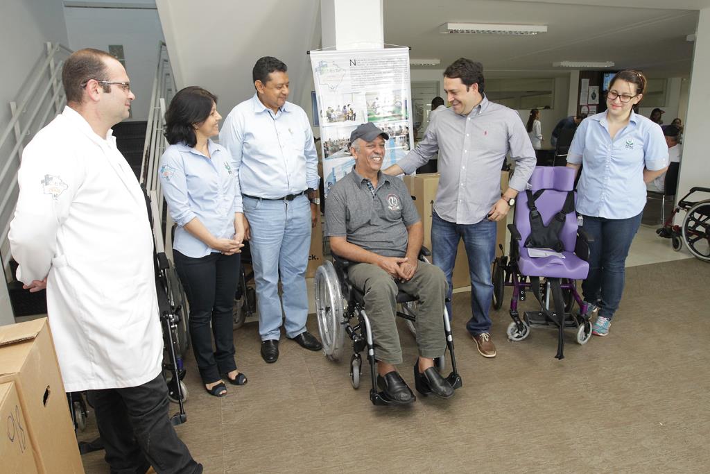 Imagem: Marcio Fernandes entrega cadeira de rodas para João Fernandes, um dos 42 beneficiados com a emenda parlamentar do deputado.
