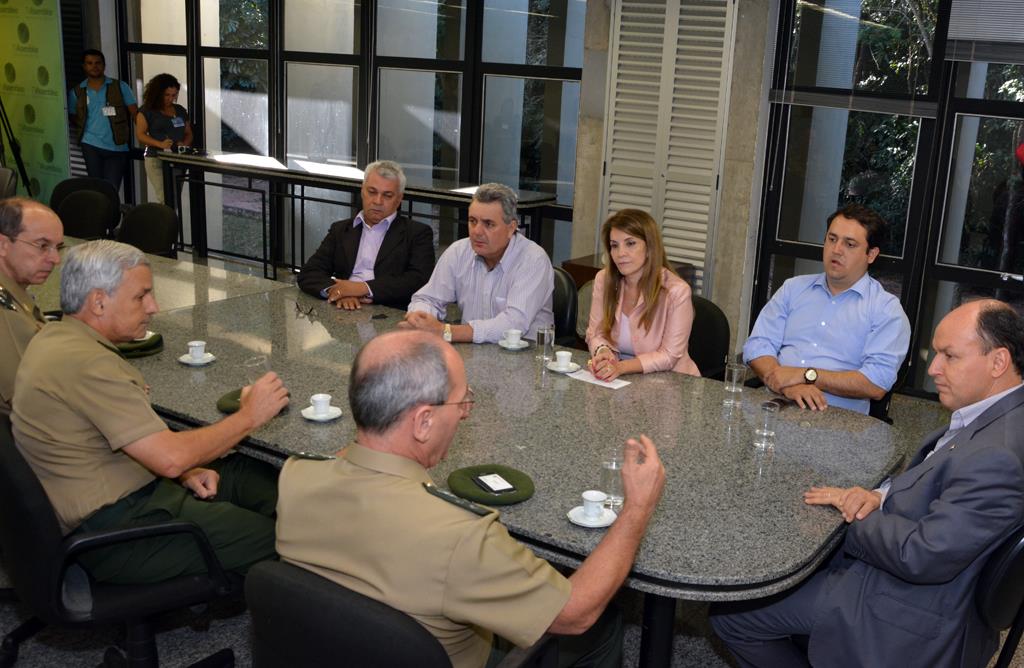 Imagem: Participaram da reunião os deputados Cabo Almi, Angelo Guerreiro, Antonieta Amorim, Marcio Fernandes e Junior Mochi