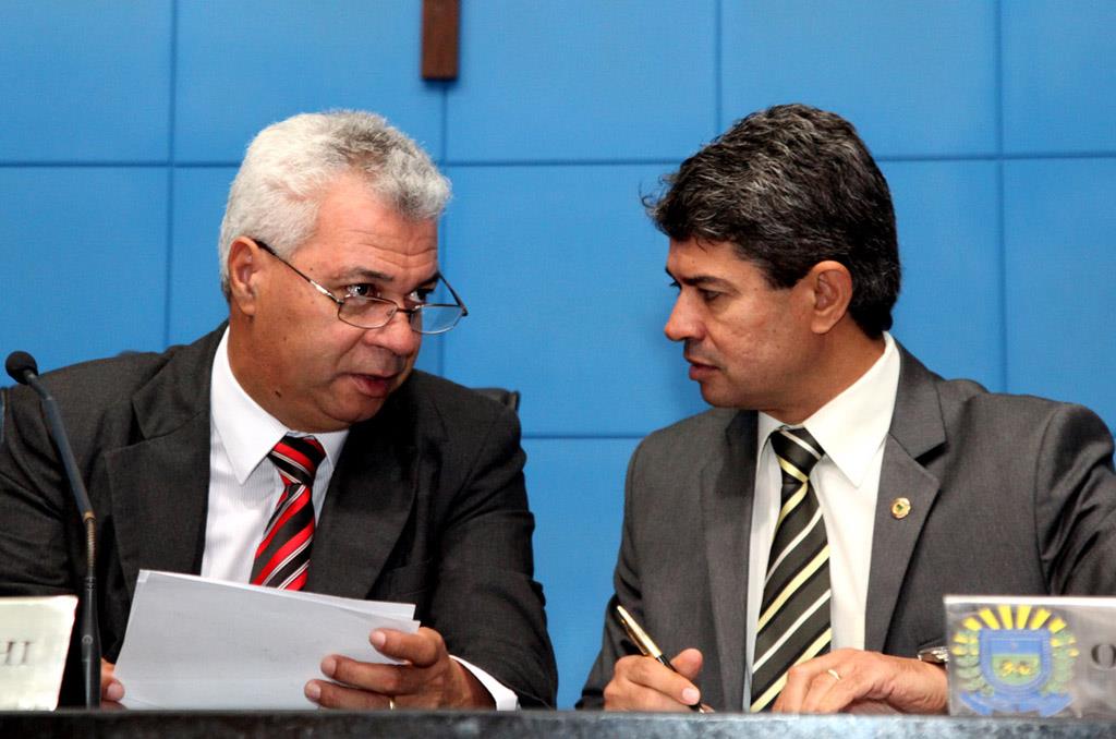 Imagem: Deputados Cabo Almi e Professor Rinaldo conversam a respeito do projeto de lei apresentado pelo tucano na sessão de hoje