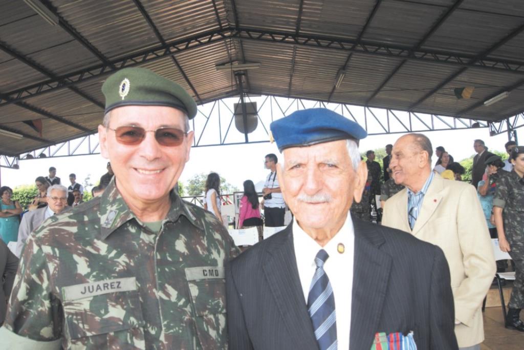 Imagem: AGOSTINHO DA MOTA (DIR), PRESIDENTE DA ASSOCIAÇÃO DE EX-COMBATENTES E UM DOS HOMENAGEADOS, AO LADO DO COMANDANTE DO CMO GENERAL JUAREZ DE PAULA CUNHA