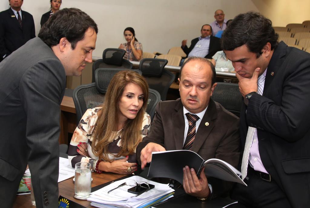 Imagem: Antonieta Amorim discute projeto de lei com os outros deputados durante a sessão